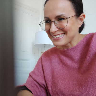 Votre consultant digital à nimes qui vous écoute avec le sourire